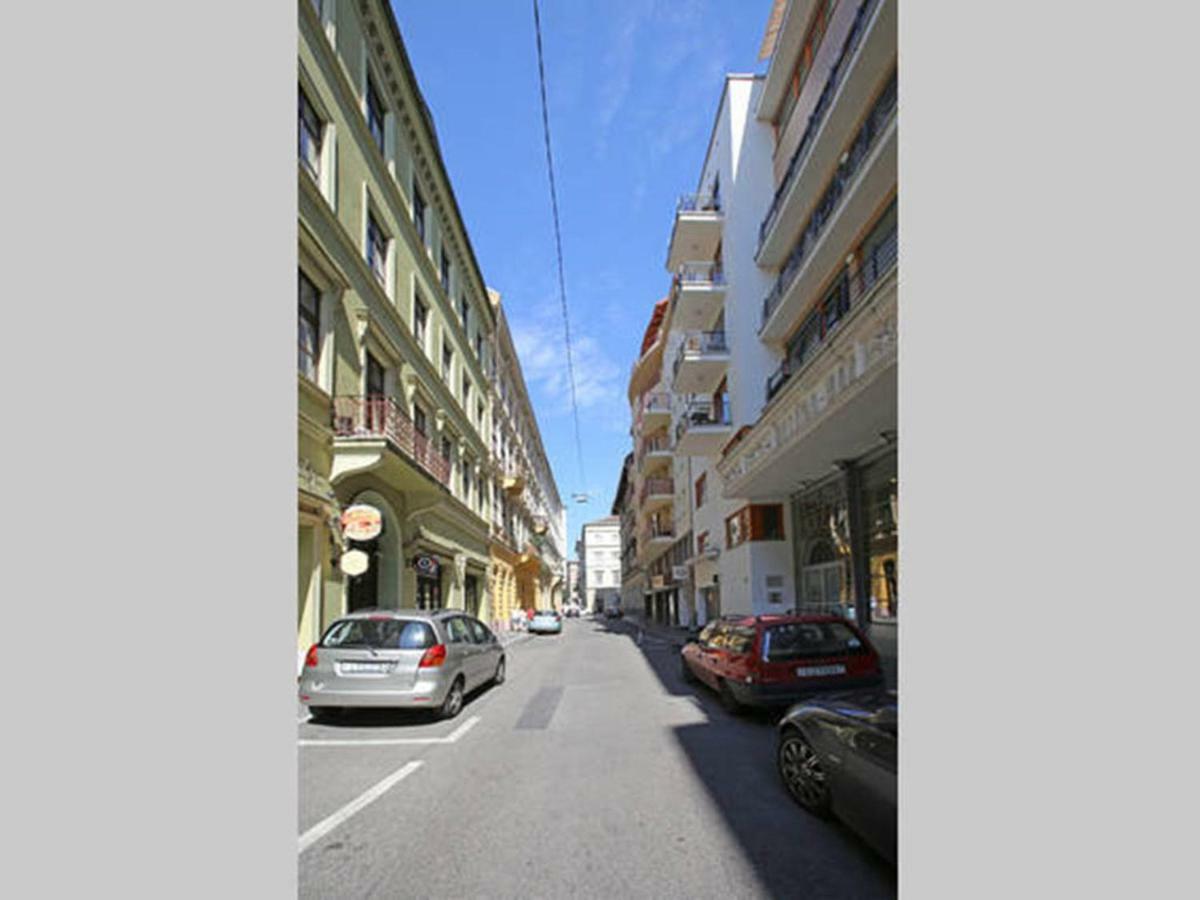 Downtown Garden Isle In Urban Style-Free Parking Apartment Будапеща Екстериор снимка